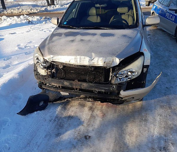 Toyota uderzyła w bok szynobusu. Na szczęście nikomu nic się nie stało