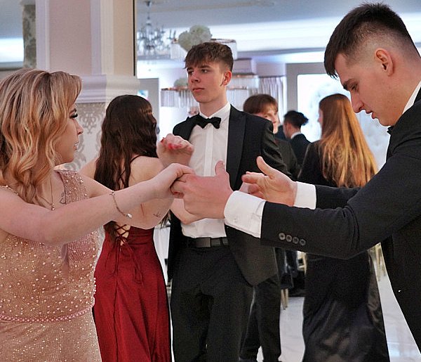 Ostatnia prosta przed maturą - uczniowie raciąskiego SLO bawili się na studniówce