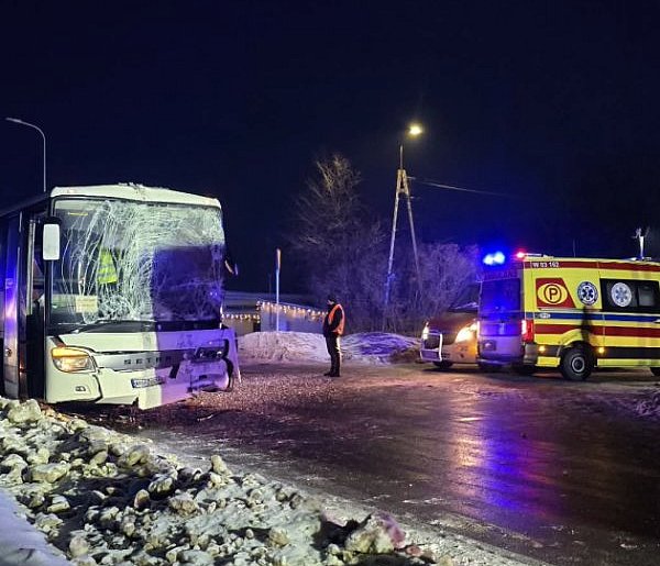 Zderzenie autokarów wzdłuż ''siódemki''. Służby na miejscu wypadku udzielają pomoc