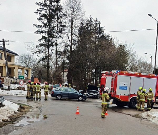 Trzy auta zderzyły się na skrzyżowaniu w Jońcu