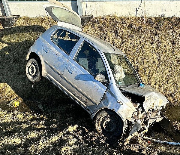 Straciła panowanie na toyotą. Kierująca autem 42-latka w szpitalu