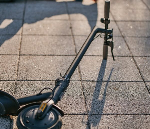 Hulajnogą w samochód. 14-latek pouczony przez policjantów