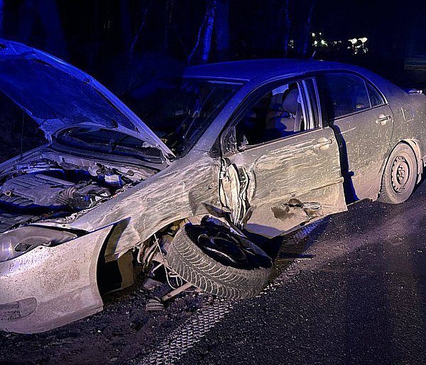 Toyota zahaczyła o tył ciągnika, a zaraz potem zderzyła się z renault