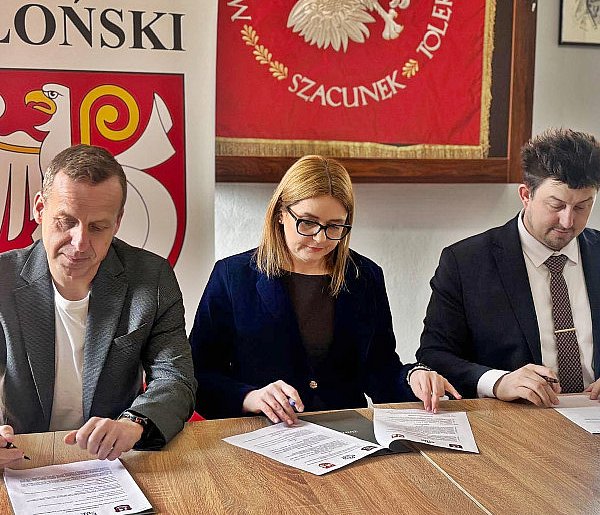 Trójstronne porozumienie podpisane. Na horyzoncie klasa medyczna