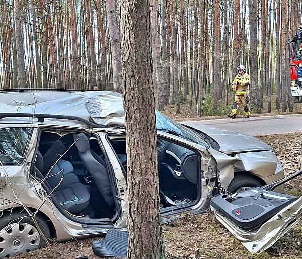 Poważny wypadek w gminie Joniec. Pasażerka skody ciężko ranna