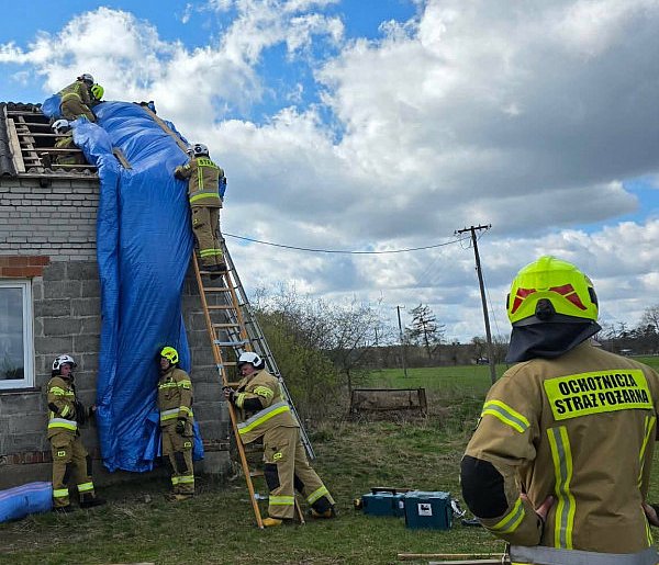 Uszkodzone dachy, powalone na drogi drzewa - strażacy ruszyli na pomoc