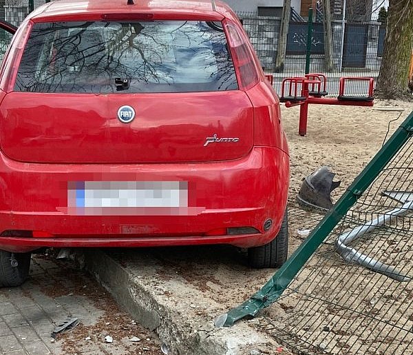 Tak się kończy jazda pod wpływem alkoholu! Wszystko przy placu zabaw!