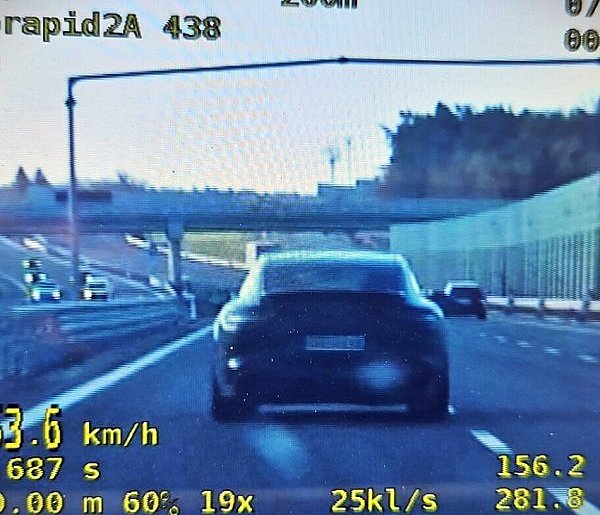 153 km/h na „siódemce”. Kierowca porsche bez uprawnień i z recydywą
