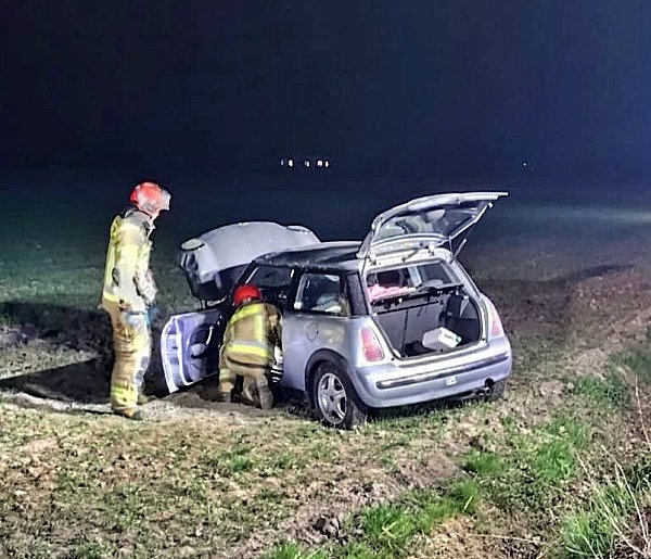 Auto zjechało z drogi, przejechało przez rów i dachowało na polu