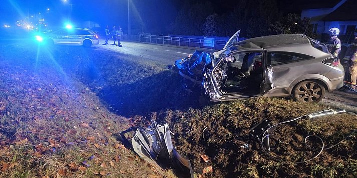 Czołowe zderzenie opla z ciężarówką na ''dziesiątce''. Nie żyje młody kierowca