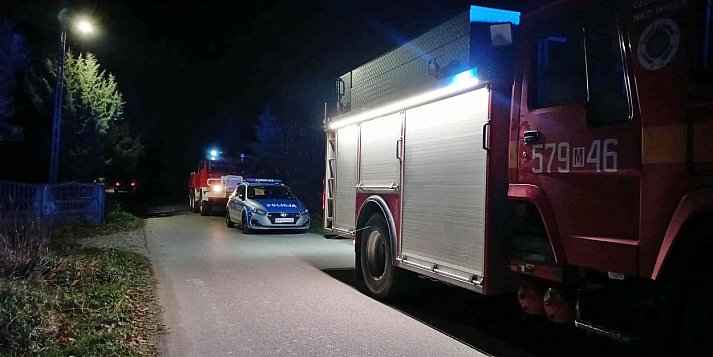 Interwencja służb ratunkowych we wsi w gminie Czerwińsk. Strażacy wyważyli drzwi