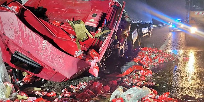 Na ''siódemce'' ciężarówka uderzyła w bariery. Kierowca trafił na badania