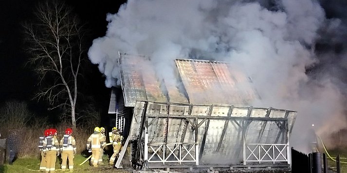 Domek letniskowy w ogniu. Akcja strażaków trwała blisko 5 godzin