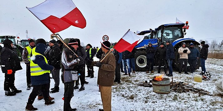 Wtorek dniem rolniczego protestu. Z biało-czerwonymi flagami w okolicach Dłużniewa