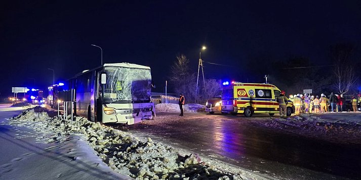 Zderzenie autokarów: Służby ratunkowe na miejscu wypadku udzielają pomocy poszkodowanym