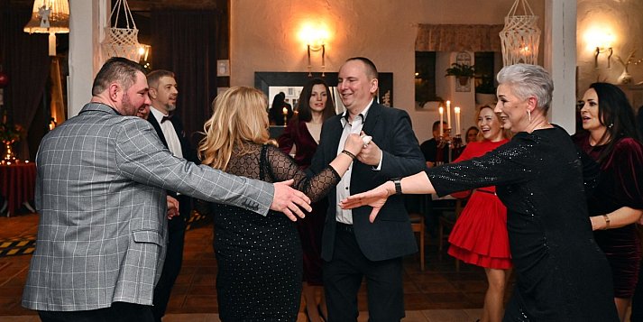 Tradycyjny bal z pomocą o bezcennej wartości [ZDJĘCIA]