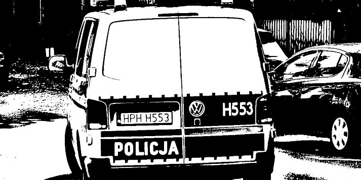 Agresywny Ukrainiec na jednej z ulic. Krzyczał, zaczepiał przechodniów i uderzał w auto