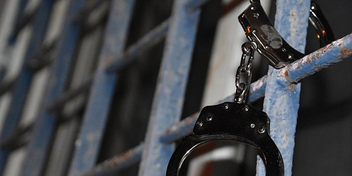 Uciekał przez pole i ukrył się w piwnicy. Poszukiwany zatrzymany, jego siostra z zarzutami