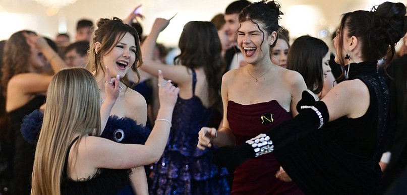 Tanecznym krokiem i śpiewająco - na balu I LO w Płońsku [VIDEO]