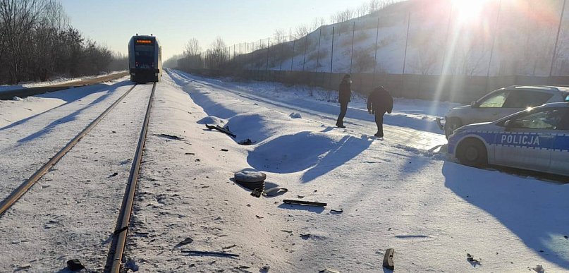 Toyota uderzyła w bok szynobusu. Na szczęście nikomu nic się nie stało