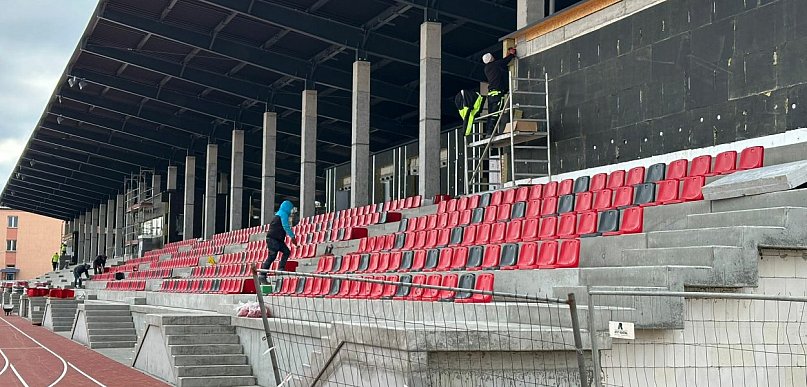 Coraz bliżej do otwarcia - trwa montaż siedzisk na płońskim stadionie
