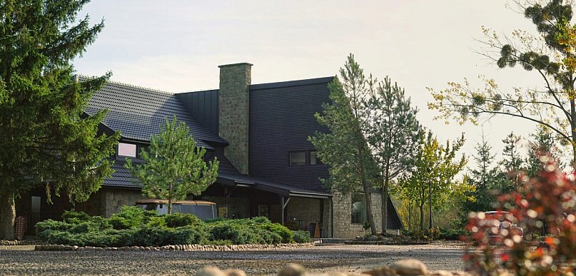 Slow wedding nad jeziorem w rytmie natury