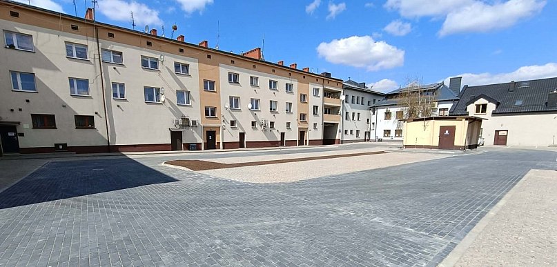 Ratusz z nowym otoczeniem. Modernizacja zmieniła podwórko