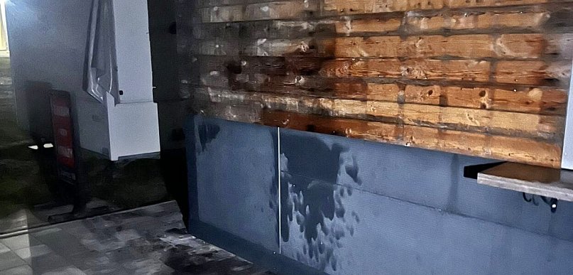 Ktoś spryskał przyczepę gastronomiczną nieznaną substancją