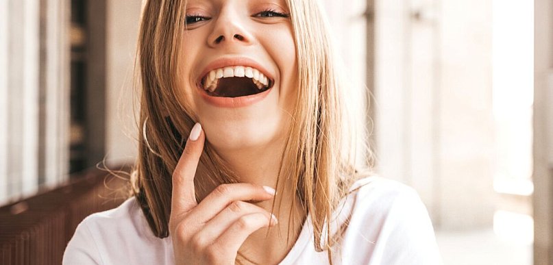 Jak stomatologia estetyczna na Żoliborzu stawia na naturalne piękno