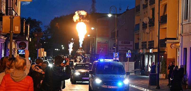 Płońsk rozbłysnął ogniem. Parada baloniarzy po zmroku [ZDJĘCIA]