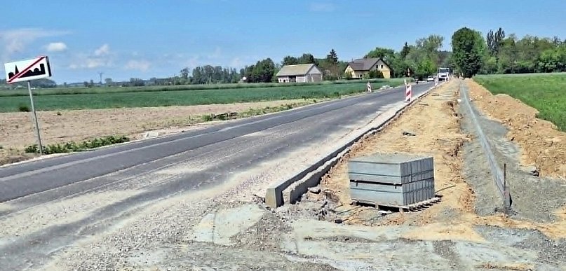 Trwa przebudowa drogi i budowa ścieżki pieszo-rowerowej