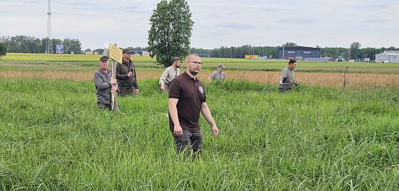 Sianokosy bez ofiar. Myśliwi i rolnicy wspólnie chronią młode zwierzęta