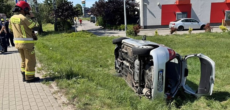 Płońsk: Toyota zjechała do rowu i przewróciła się na bok. Kierowca był pijany