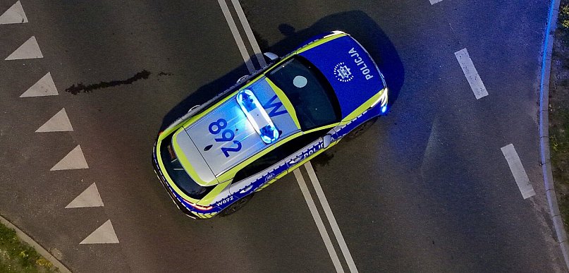 Nie zauważył robót drogowych. Volvo wjechało w oznakowanie i barierę na S7