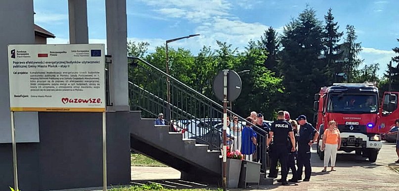 Alarm w bibliotece przy ulicy Północnej. Na miejscu policjanci i pirotechnicy