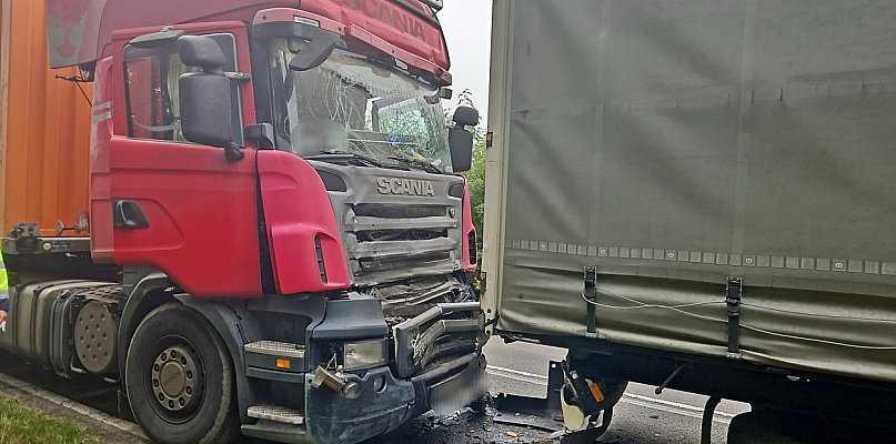 Kraksa ciężarówek - scania uderza w tył mercedesa  - 24491
