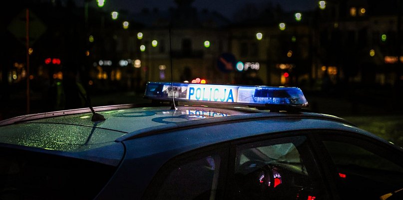 Usłyszała trzask dobiegający z okolic parkingu przy jednym ze sklepów... - 25046