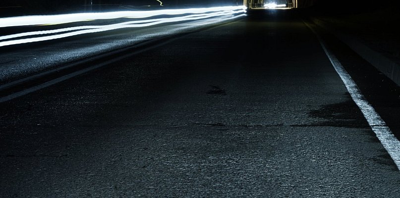 Przy ruchliwej drodze leżał mężczyzna. Uratowała go czujność policjanta - 25308