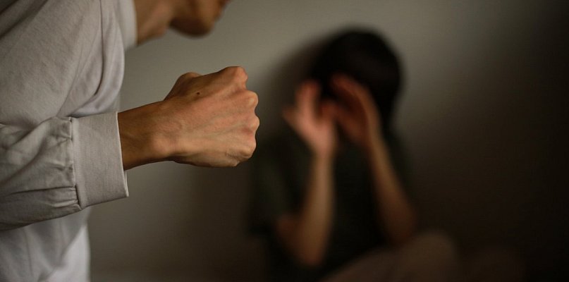 Szarpał partnerkę, dusił ją, uderzał w głowę i groził - 25503