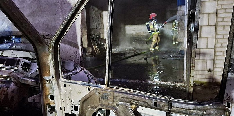 Akcja gaśnicza strażaków w Kroczewie. W ogniu samochód dostawczy - 25518