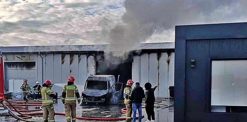 Pożar w hali magazynowej w Załuskach. Na miejscu działało 16 zastępów - 25557