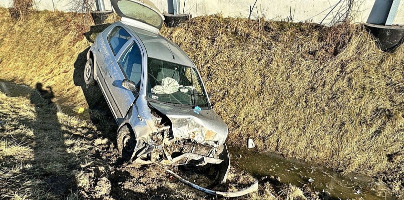 Straciła panowanie na toyotą. Kierująca autem 42-latka w szpitalu