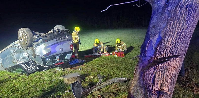 Na drodze krajowej nr 62 volkswagen uderzył w drzewo. 19-letni kierowca w szpitalu