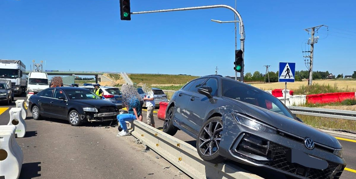 Zderzenie trzech samochodów na DK7