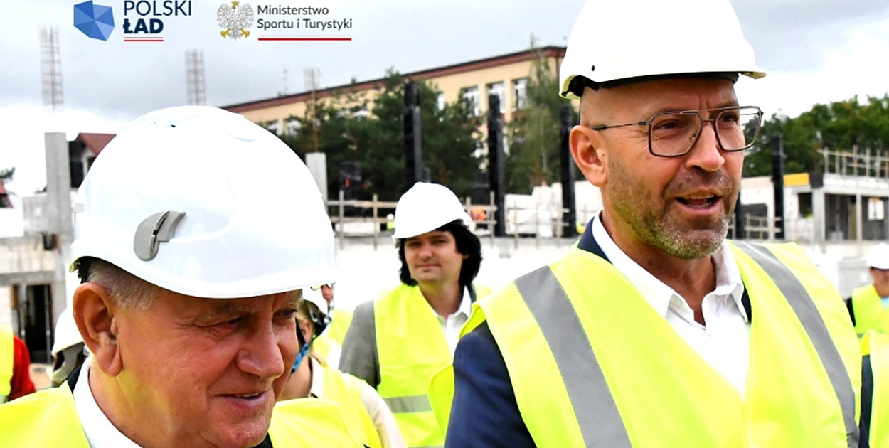 Burmistrz Płońska Andrzej Pietrasik z ministrem sportu Jakubem Rutnickim podczas jego niedawnej wizyty w naszym mieście [fot.: zbiory UM w Płońsku]