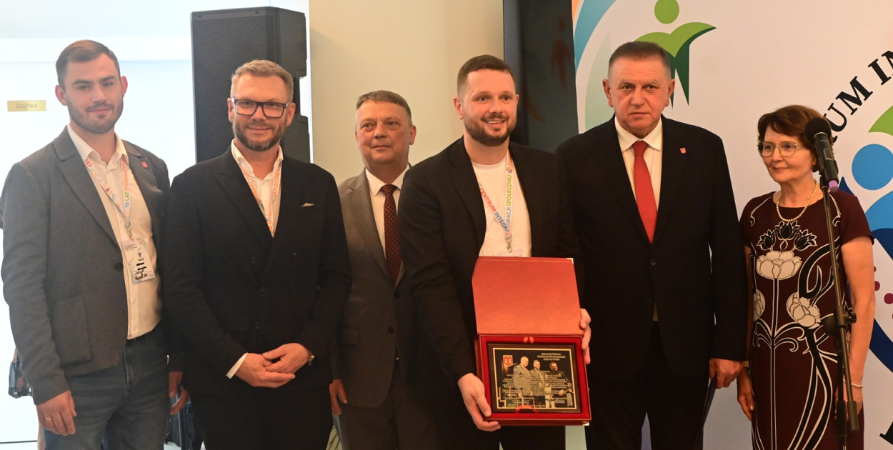 5 września w Płońsku oficjalnie otworzono Centrum Integracji Społecznej. Wśród zaproszonych gości nie zabrakło samorządowców, którzy gratulowali i dziękowali prezesom Stowarzyszenia Aktywny Senior [fot.: Marta Jankowska]
