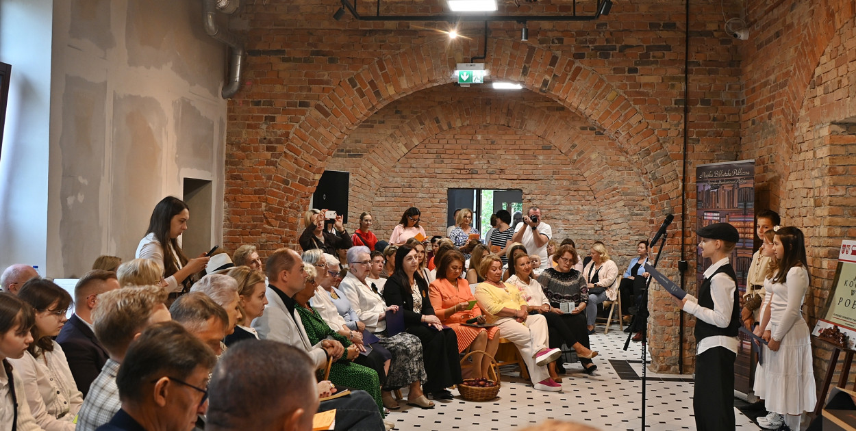 Płońskie Narodowe Czytanie w tym roku odbyło się w klimatycznym miejscu, w Muzeum Ziemi Płońskiej [fot.: Marta Jankowska]