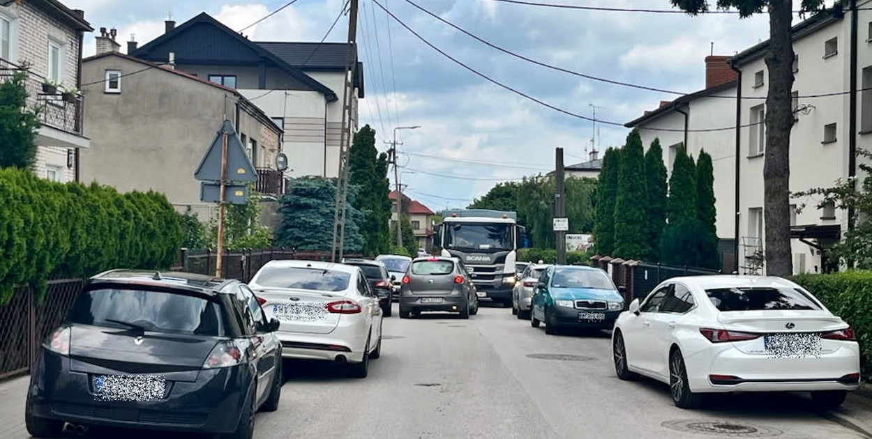 Śmieciarka ma problem z jazdą po ul. Wspólnej [fot.: zbiory prywatne]