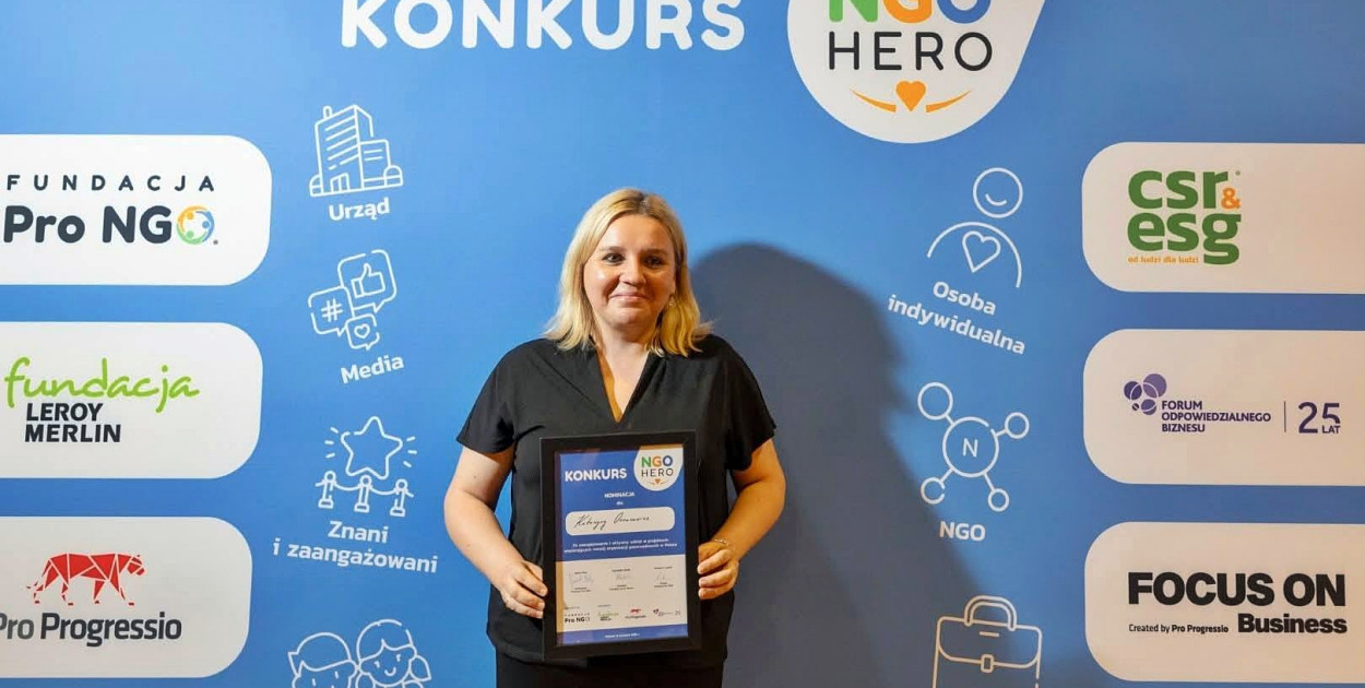 Katarzyna Ornarowicz z nagrodą za Konkurs NGO Hero [fot.: zbiory starostwa]