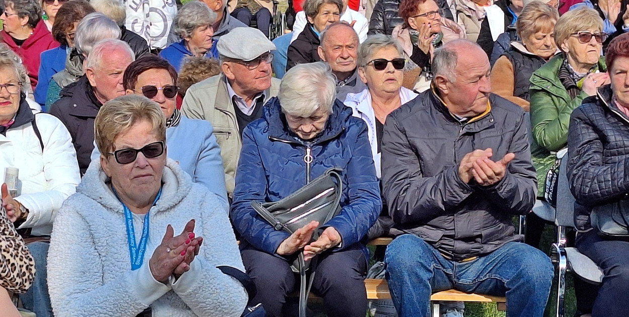 Na wydarzenie przybyło kilkuset seniorów z całego powiatu płońskiego [fot.: Łukasz Wielechowski]